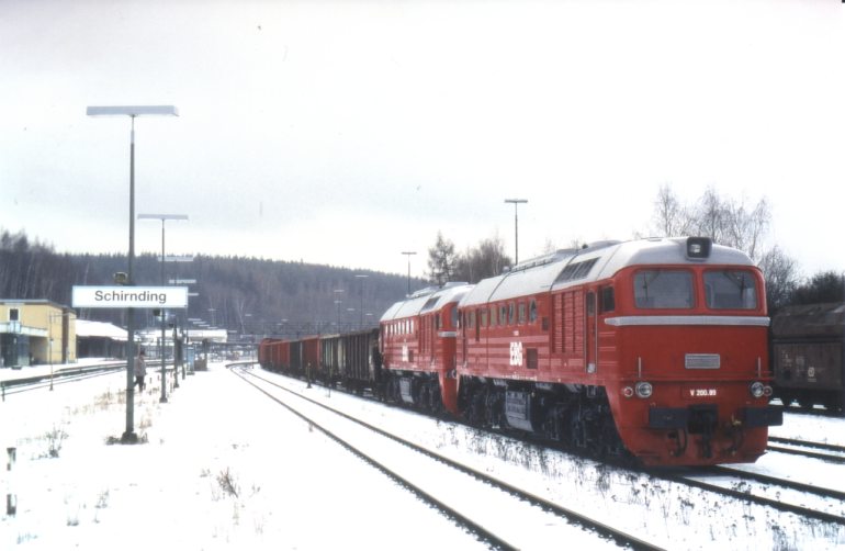 [EBG V200.09 und .08 erreichen am 21.12.1999 am Zugschluß von TKC 44166 den Bf. Schirnding]