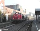 [... und rangiert anschließend im dortigen Bahnhof]