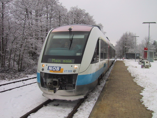 [NOB VT 309 wartet im Bahnhof Bad St.Peter Ording auf die Rückfahrt]