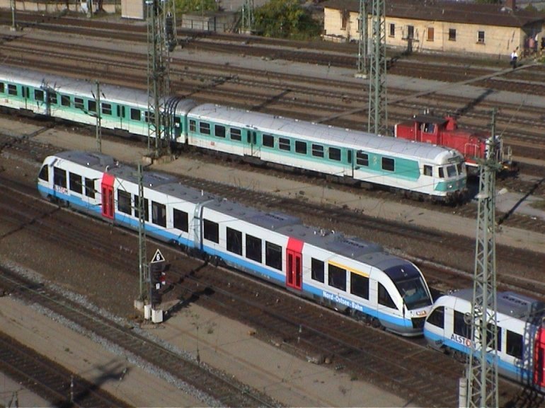 [Zwei LINT 41 der NOB am 16.10.2000 in Würzburg Hbf.]