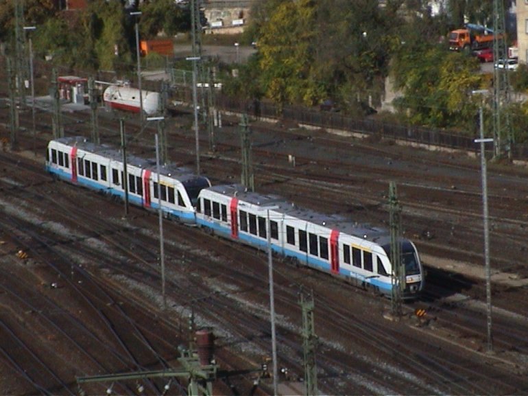 [Zwei LINT 41 der NOB am 16.10.2000 in Würzburg Hbf.]