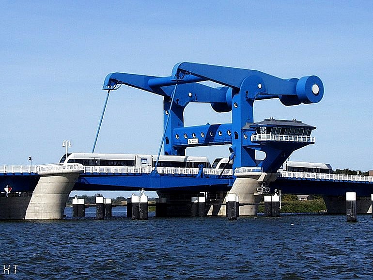 [Klappbrücke Wolgast am 27.08.2000 mit Zug der UBB]