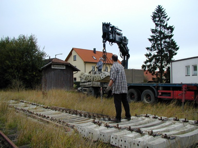 [Anlieferung von Schwellen in Prosselsheim (30.10.2000)]